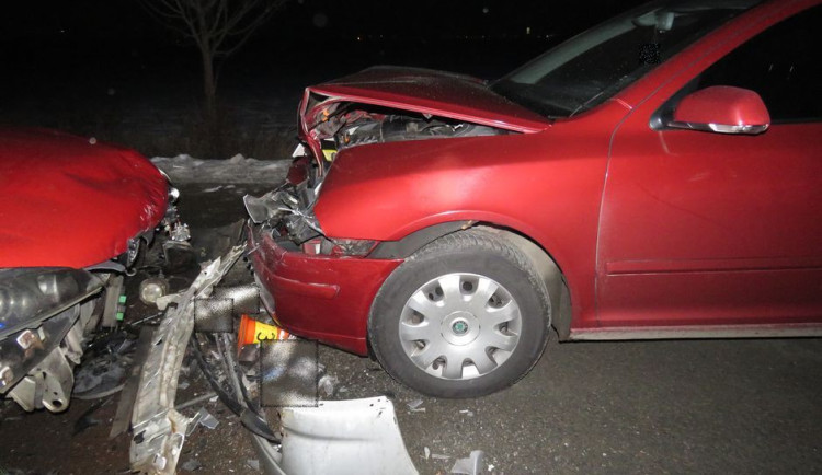 Opilý řidič se v Olomouci čelně srazil s projíždějícím autem, zranil v něm spolujezdkyni