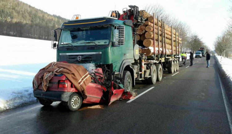 Na Šumpersku dnes zemřel člověk po srážce osobního auta a kamionu