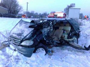 Na želeničním přejezdu se střetlo auto s vlakem. Hasiči museli řidiče vyprošťovat