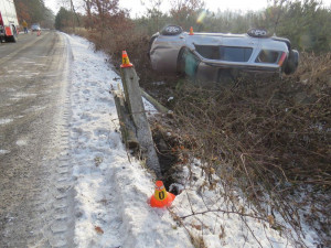 Řidič havaroval na rovném úseku silnice, skončil v převráceném autě mimo silnici