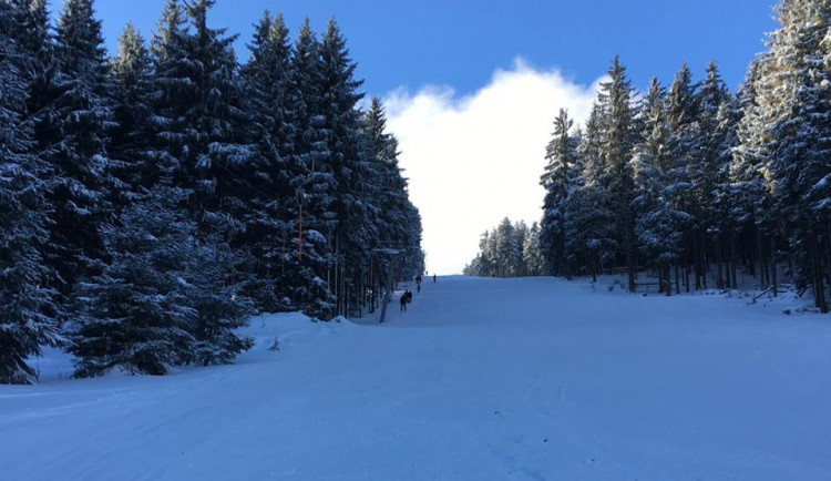 Do evakuace tří set lidí ze skiareálu v Ostružné se zapojilo téměř 40 lidí, bomby se nenašly