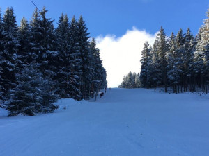 Do evakuace tří set lidí ze skiareálu v Ostružné se zapojilo téměř 40 lidí, bomby se nenašly