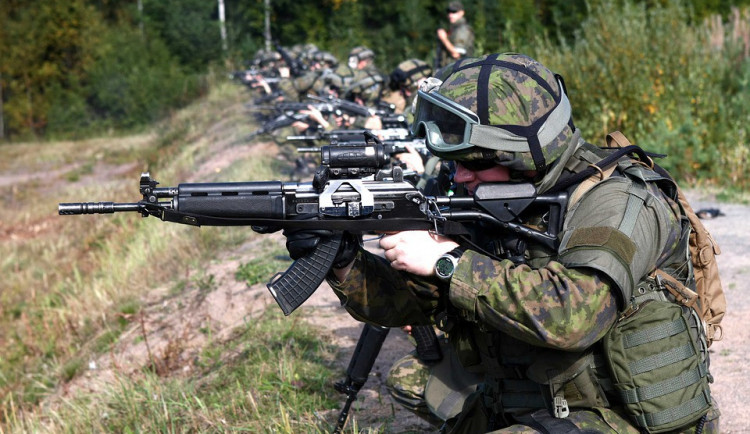 Vojáci, kteří zranili posádku obrněného vozidla při cvičení na Libavé, byli obviněni z ublížení na zdraví