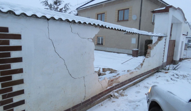 Řidička zbourala se svou Octavií cihlovou zeď u domu