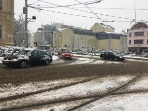 Policie i hasiči Olomouckého kraje upozorňují na nebezpečnou situaci na silnicích