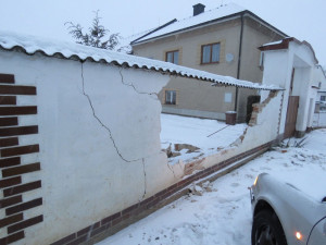Řidička zbourala se svou Octavií cihlovou zeď u domu