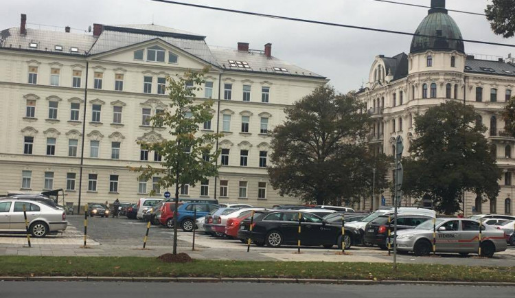 Židovská obec bude opravovat parkoviště na Palachově náměstí, od února do dubna bude uzavřeno