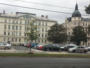 Židovská obec bude opravovat parkoviště na Palachově náměstí, od února do dubna bude uzavřeno