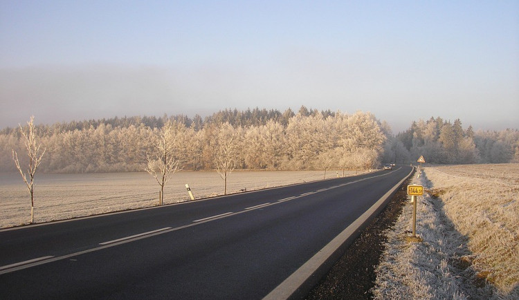 Na silnicích v kraji je místy ledovka, všechny cesty jsou ale zatím sjízdné