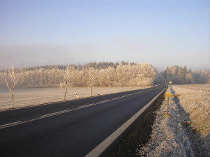 Na silnicích v kraji je místy ledovka, všechny cesty jsou ale zatím sjízdné