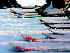 Jarní prázdniny jsou tady, skiareály se plní lyžaři