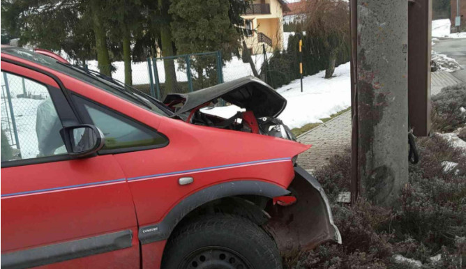 Řidička najela se svým autem do betonového sloupu, zranila sebe a čtyři děti