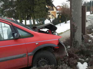 Řidička najela se svým autem do betonového sloupu, zranila sebe a čtyři děti