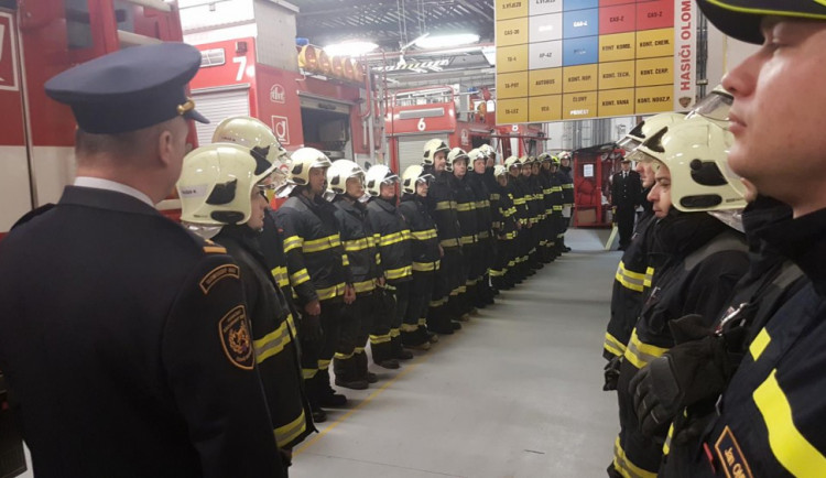 Hasiči uctili památku kolegy Jana Odermatta, který zahynul při úterním požáru lakovny