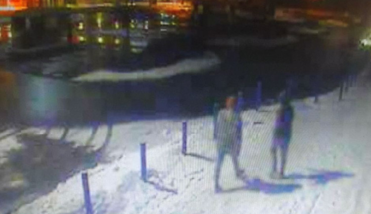 VIDEO: Policie hledá zloděje, kteří fyzicky napadají a poté okrádají chodce v Uničově