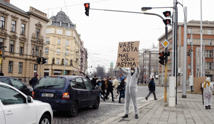 FOTO: Aktivisté uspořádali v centru Olomouce smogový happening, město prý přistupuje k situaci liknavě