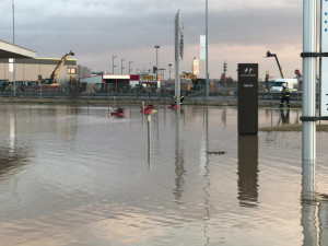 FOTO/VIDEO: Voda z polí zaplavila autosalon v Olomouci, hasiči jsou stále na místě