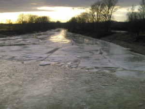 Hasiči nezaměstnává jen zatopený autosalon, kvůli vodě zasahují na více místech v kraji