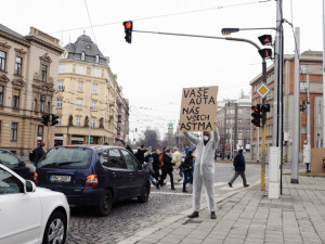 FOTO: Aktivisté uspořádali v centru Olomouce smogový happening, město prý přistupuje k situaci liknavě