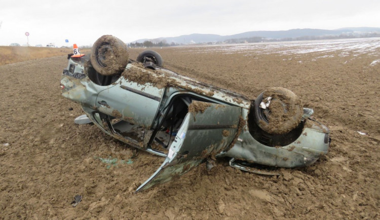 Devatenáctiletý řidič nezvládl svoje auto, po několika přemetech skončilo na střeše v poli