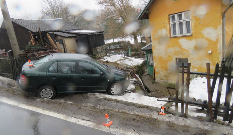 Dvacetiletá řidička dostala se svým autem smyk, prorazila plot a skončila na zahradě domu