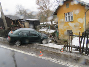 Dvacetiletá řidička dostala se svým autem smyk, prorazila plot a skončila na zahradě domu