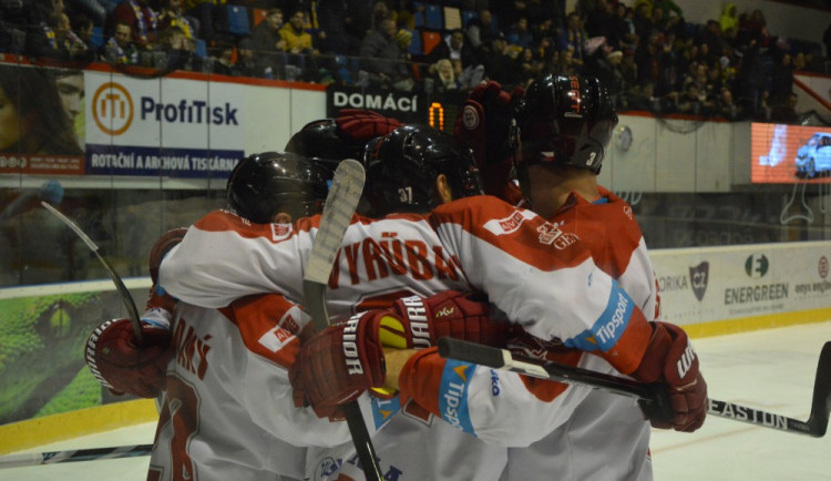 FOTOGALERIE: Kohouti vypráskali Ševce ze svého ledu! Naděje na předkolo stále žije