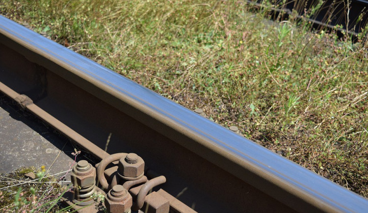 U Mohelnice srazil vlak muže, železniční doprava stála asi dvacet minut