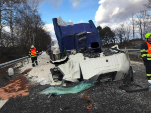 AKTUALIZOVÁNO: Dálnici z Mohelnice na Olomouc uzavřela nehoda kamionu, jeho řidič nepřežil