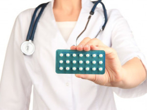 Ženy hledají alternativy za hormonální antikoncepci. Lékaři ji stále hodnotí kladně