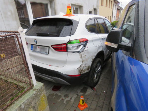 Dodávka s nezataženou ruční brzdou se sama rozjela z kopce, zastavila se až o zaparkované BMW