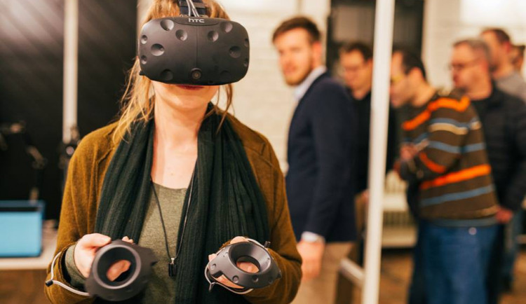 FOTOREPORT: V zajetí virtuální reality. Zájemci si ji mohli vyzkoušet v coworkingovém centru Vault 42
