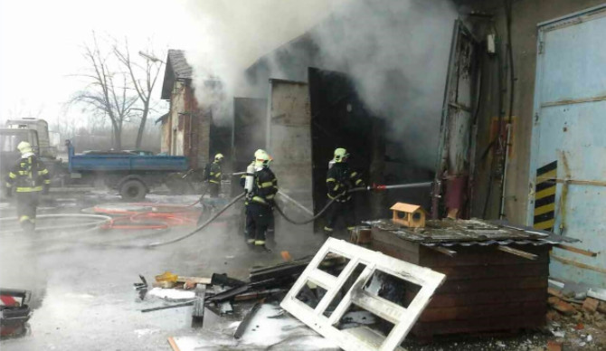 Hasiči se potýkají s velkým požárem autoservisu, byl vyhlášen druhý stupeň požárního poplachu