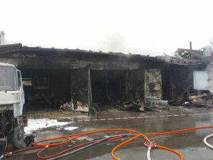 Požár autoservisu ve Vikýřovicích způsobil škodu za dva miliony korun