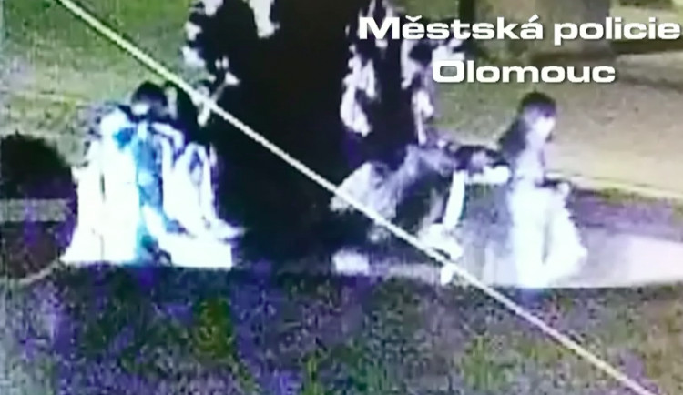 VIDEO: Muž na Dolním náměstí močil přímo v Neptunově kašně, zachytila ho kamera strážníků