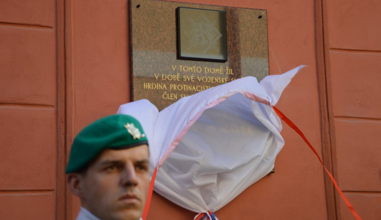 Václav Morávek padl před 75 lety. Na jeho počest odhalili v Šemberově ulici pamětní desku