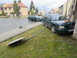 V křižovatce se střetla dvě auta, jedno se zastavilo až o zeď rodinného domu