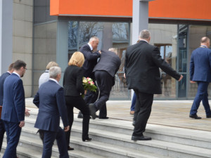 FOTO: Miloš Zeman přijel do Olomouce. Na schodech úřadu málem upadl, přišel na chvíli o botu