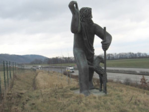 Vandal zničil bronzové sousoší u Lipníku nad Bečvou