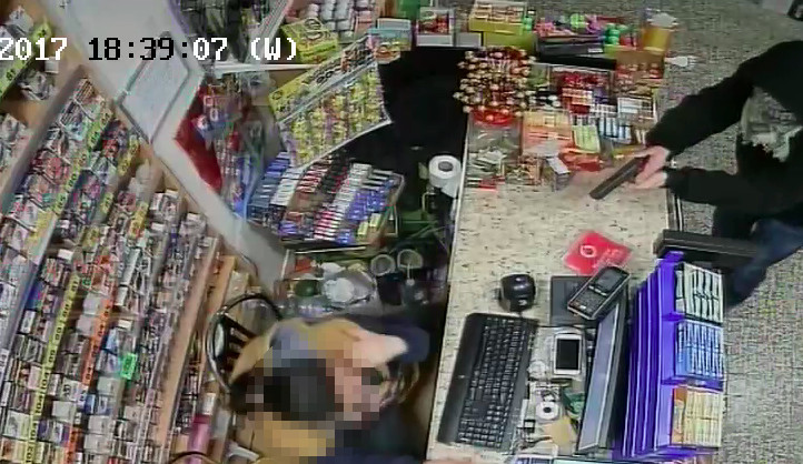VIDEO: Muž s pistolí v ruce přepadl prodejnu na Tř. Svornosti. Jeho počínání zachytila kamera