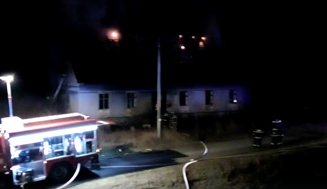 Při nočním požáru staršího rodinného domu zemřel člověk