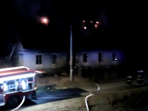 Při nočním požáru staršího rodinného domu zemřel člověk