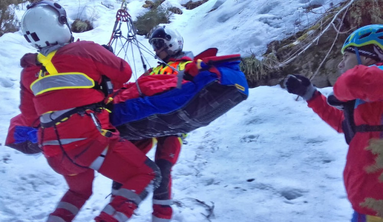 Žena při túře uklouzla, spadla ze srázu do údolí Bílé Opavy a poranila si páteř. Šla v nevhodné obuvi