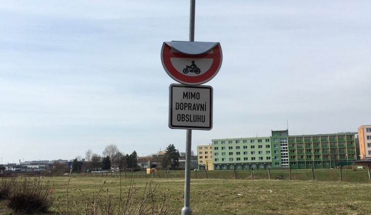 Partička se na ulici Kavaleristů bavila demolováním sloupu veřejného osvětlení, vyrušili je až strážníci