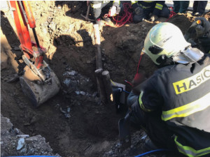 VIDEO: Dělníka zasypala ve výkopu zemina, skvělou práci při jeho vyproštění vykonali hasiči