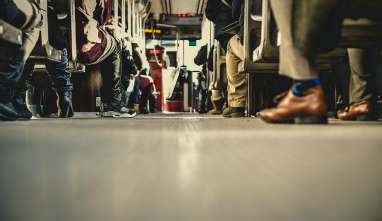 Dva cestující si z autobusu udělali pojízdný ring