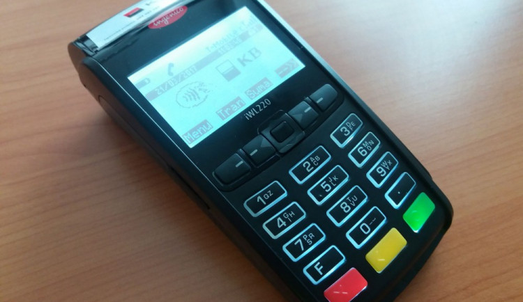 Od dubna budou mít strážníci k dispozici platební terminály, pokuta půjde zaplatit na místě kartou