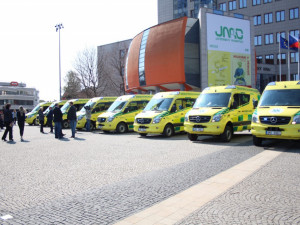 FOTO: Záchranná služba dnes před Krajským úřadem představila nové sanitky