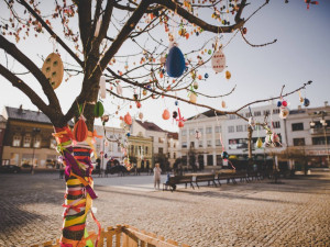 Centrum Hranic zdobí Kraslicovník, tvoří ho 3 300 malovaných vajíček