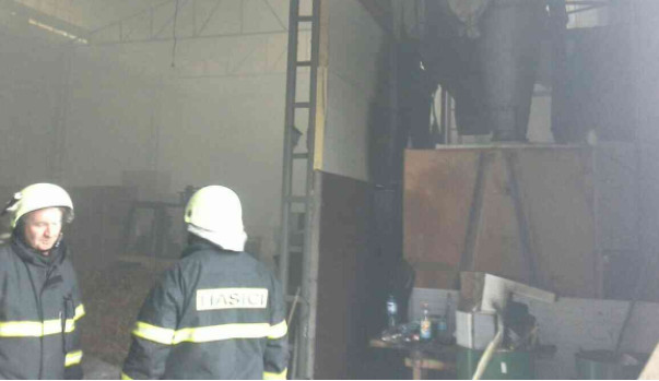 Hasiči likvidovali požár skladu. Na místo museli i policisté, našlo se tam nelegální zboží